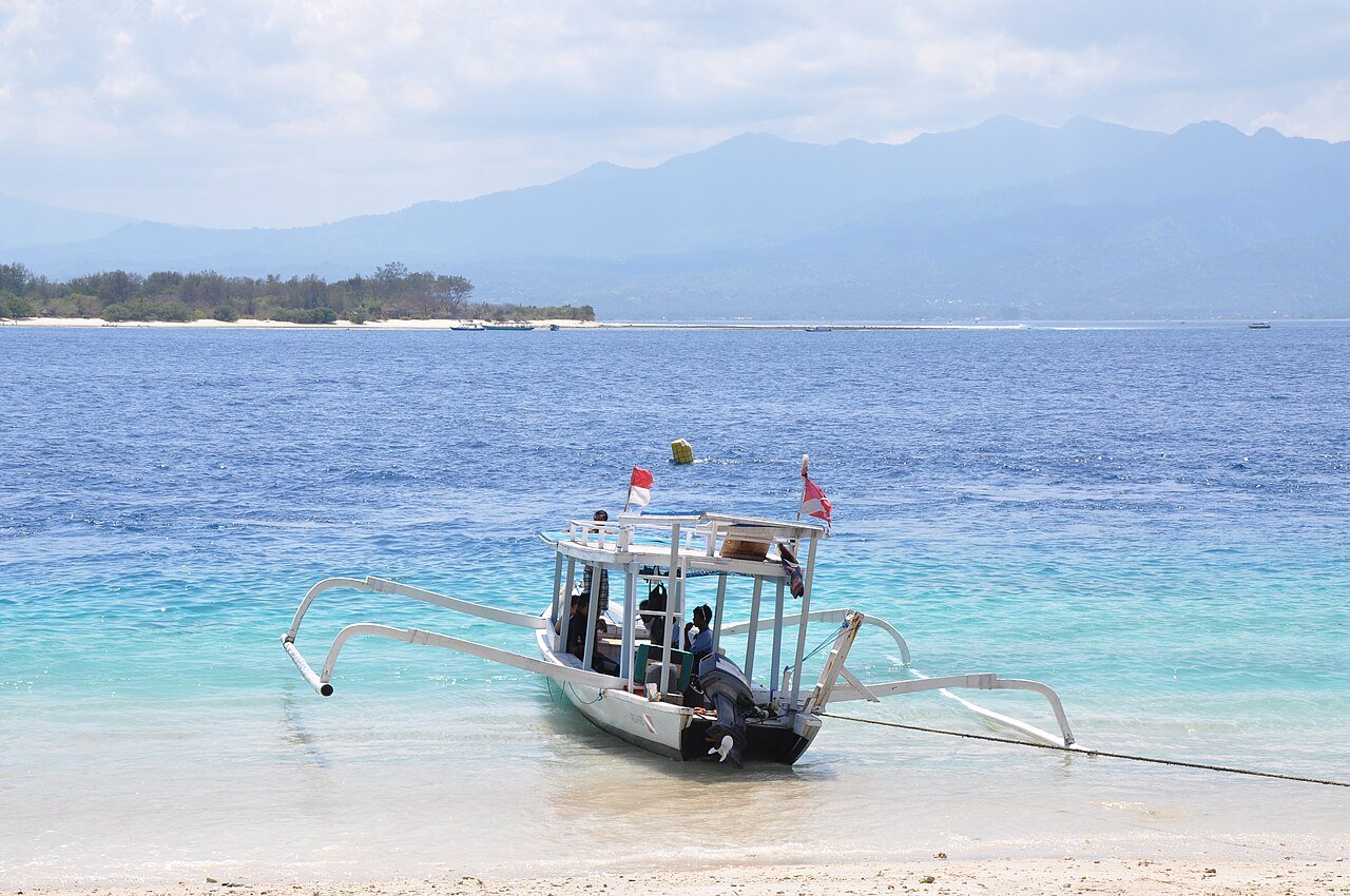 Bateau sur l'île de Lombok – Jorge Láscar from Melbourne, Australia, CC BY 2.0, via Wikimedia Commons