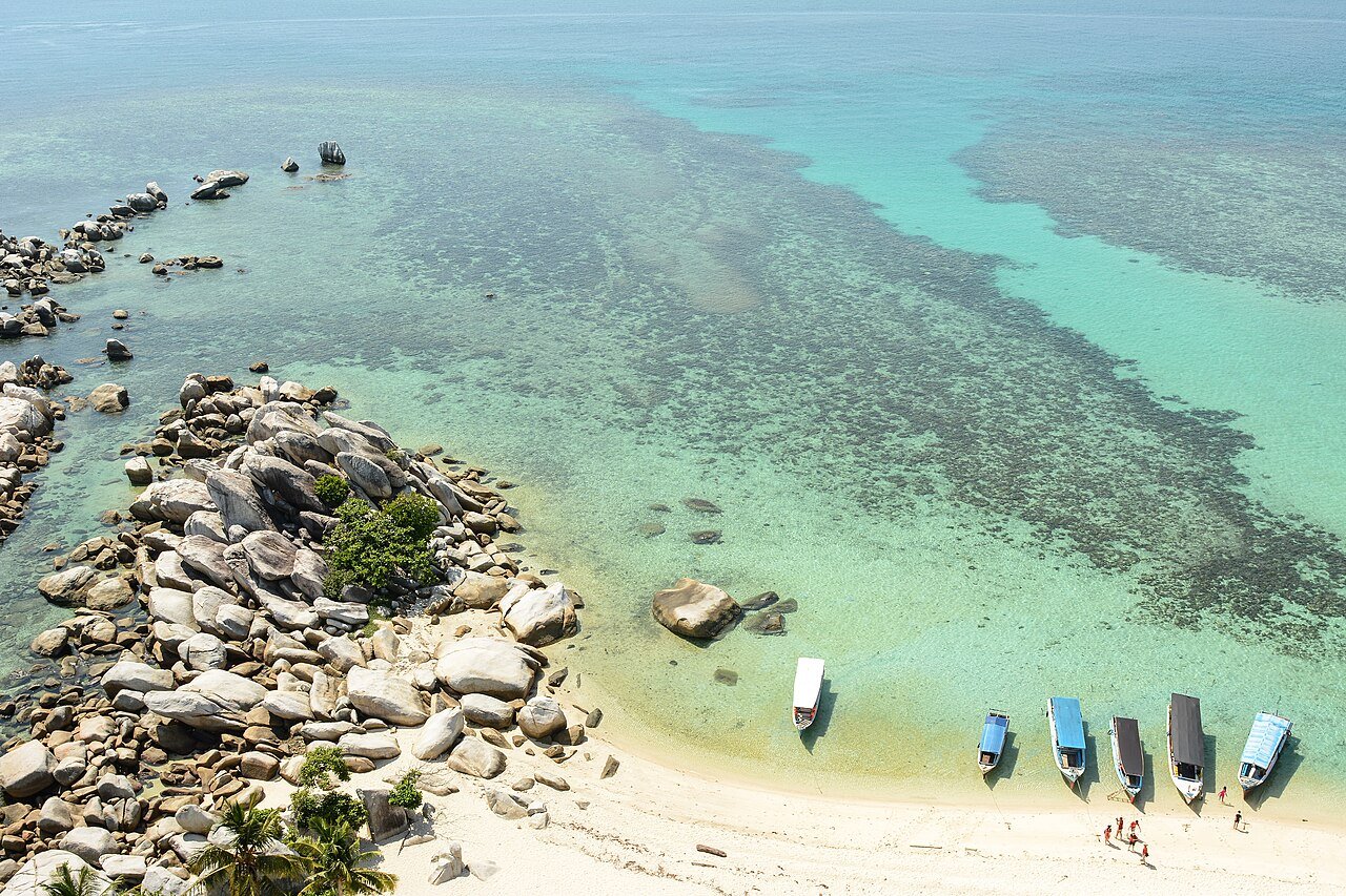 A seascape of Belitung Island – Teodorus Alfons, CC BY-SA 4.0, via Wikimedia Commons
