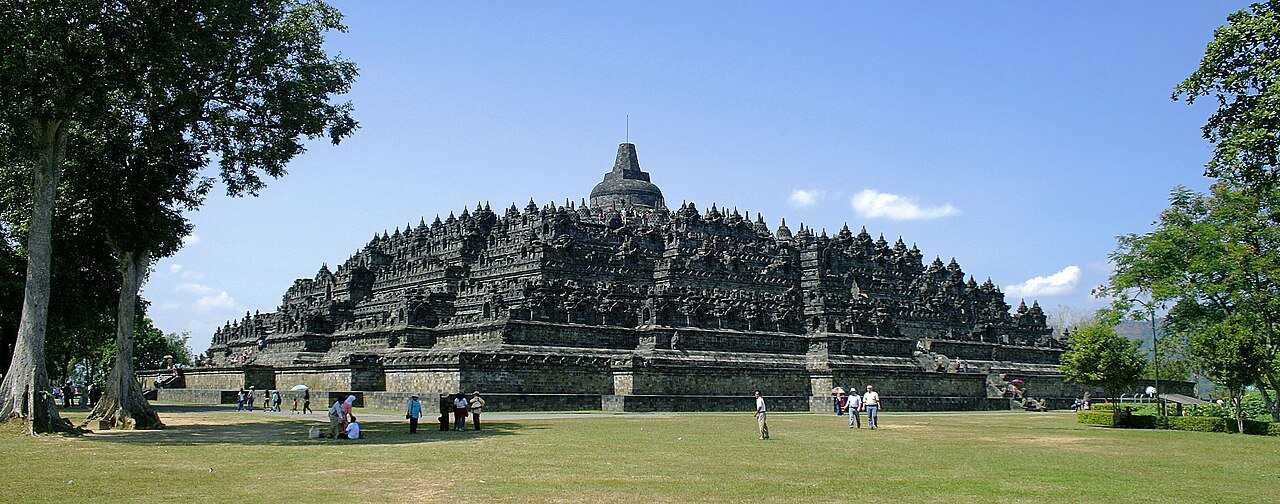 Stupas du temple de Borobudur – Gunawan Kartapranata, CC BY-SA 3.0, via Wikimedia Commons