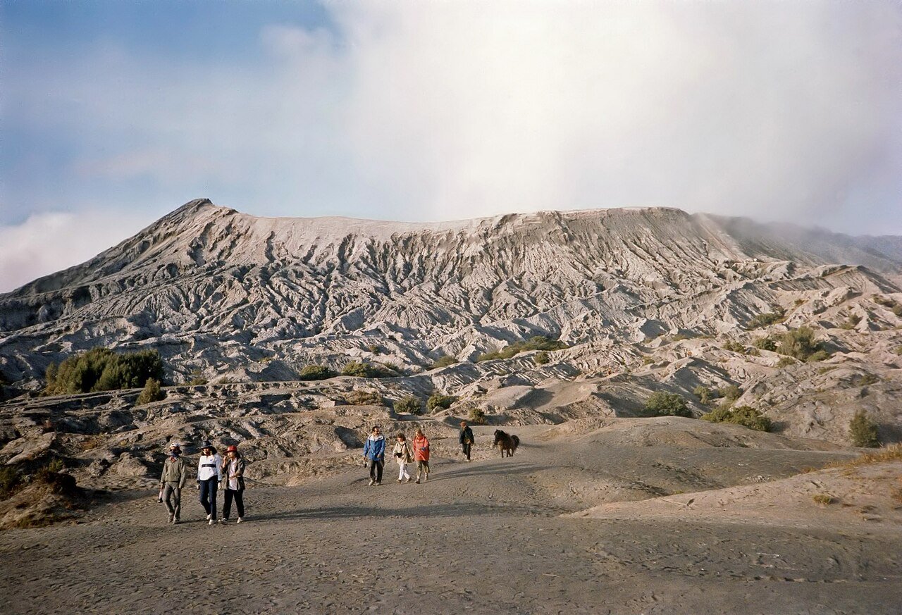 Randonneurs dans la mer de sable du mont Bromo – Bernard Gagnon, CC BY-SA 3.0, via Wikimedia Commons