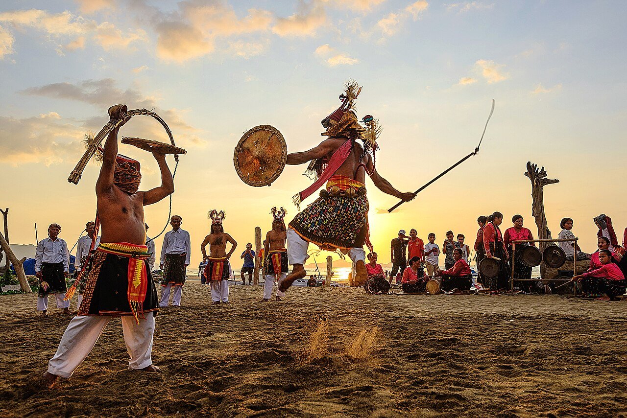 Danse caci du peuple Manggarai – Hendri Suhandi, CC BY-SA 4.0, via Wikimedia Commons