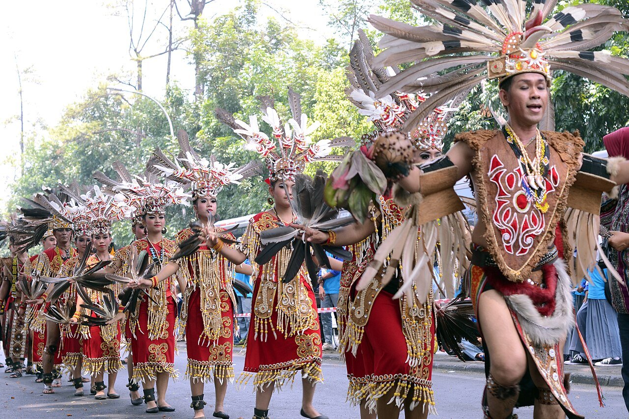 Procession de membres de la tribu Dayak en habits traditionnels – Masmusdjeprat, CC BY-SA 4.0, via Wikimedia Commons