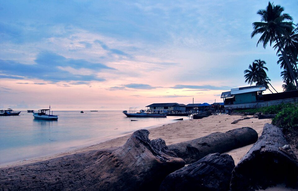 île de Derawan à l'est de Kalimantan – Riza Nugraha from Utrecht, The Netherlands, CC BY 2.0, via Wikimedia Commons