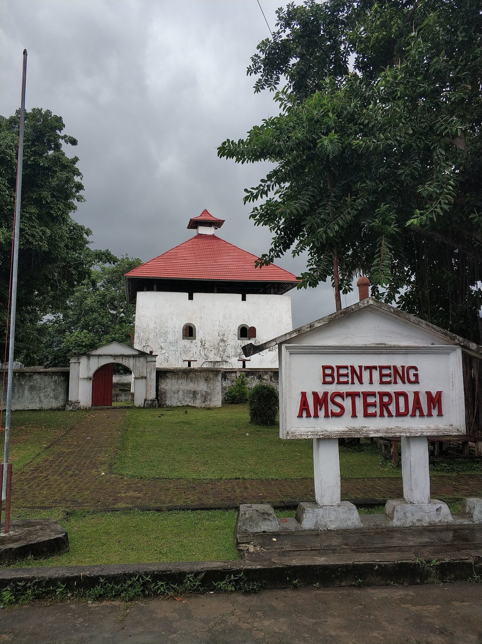 Fort Amsterdam d'Ambon – Maxdogil, CC BY-SA 4.0, via Wikimedia Commons