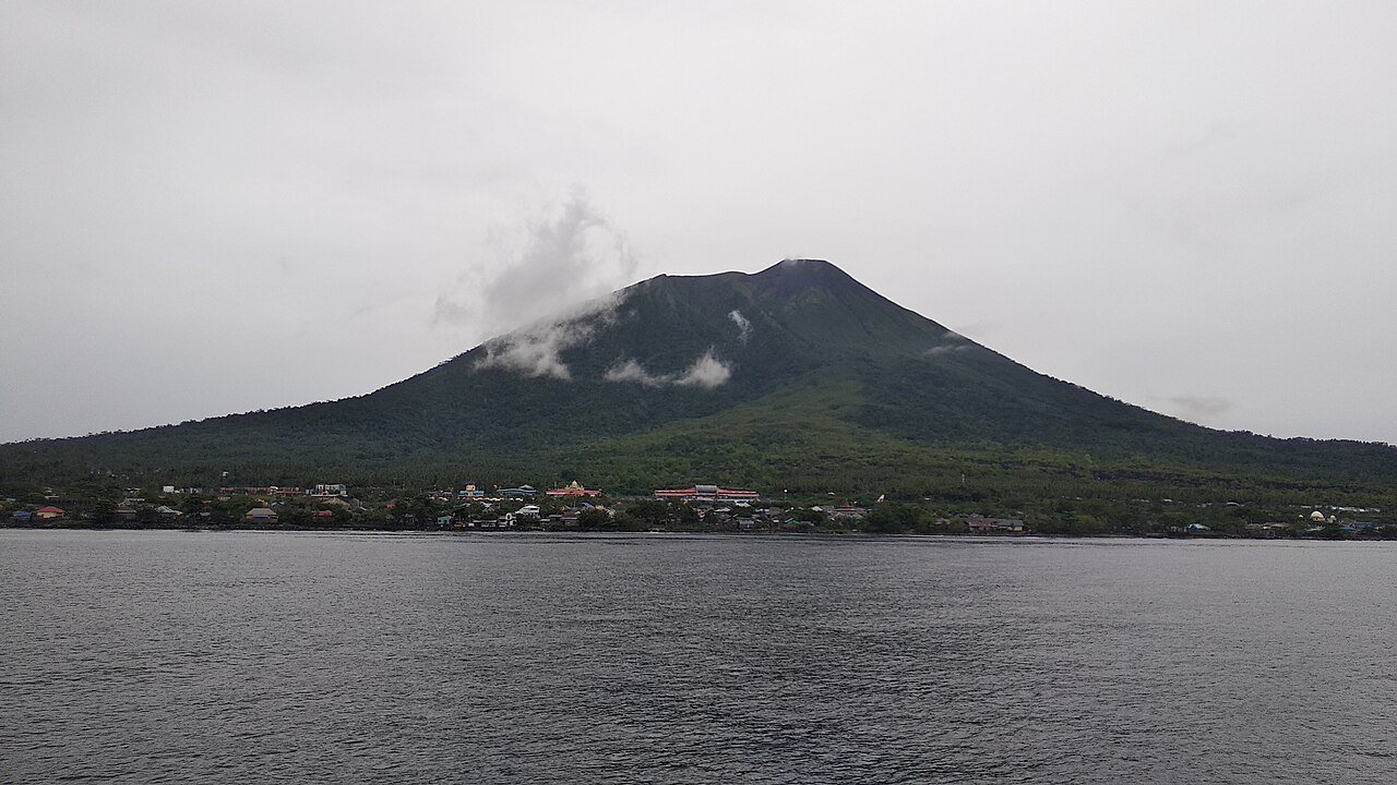 Volcan Gamalama sur l'île de Ternate – Marwan Mohamad, CC BY-SA 4.0, via Wikimedia Commons