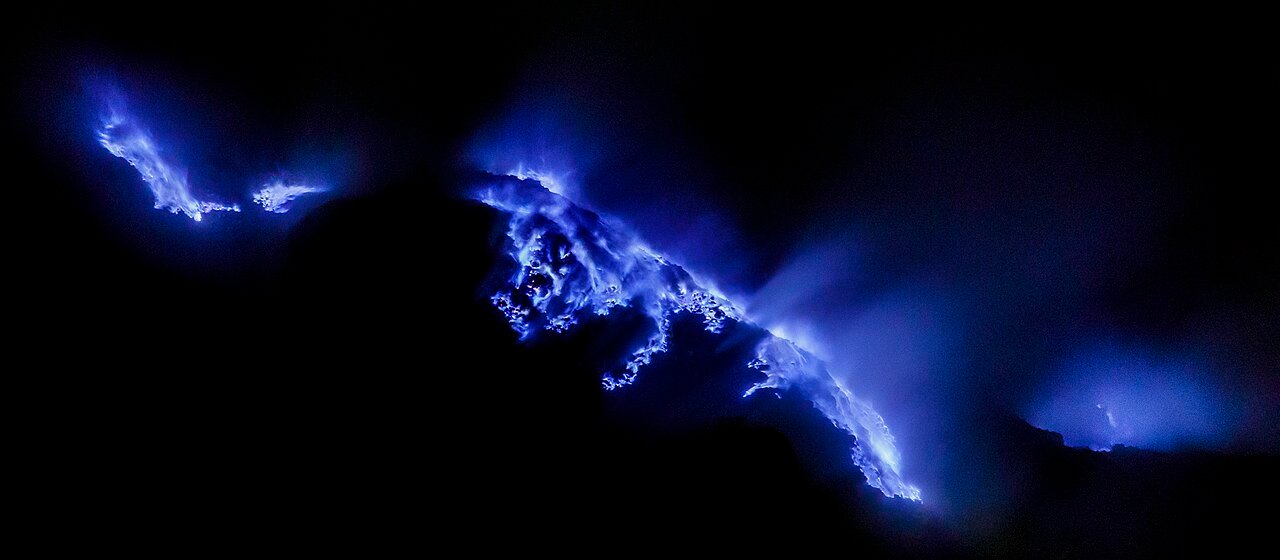 Flammes bleues du Kawah Ijen – Thomas Fuhrmann, CC BY-SA 4.0, via Wikimedia Commons