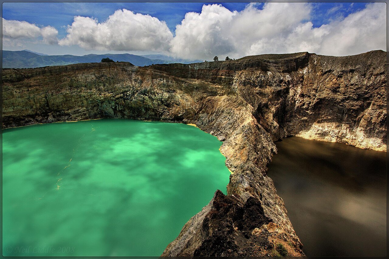 Lacs multicolores du volcan Kelimutu – NeilsPhotography, CC BY 2.0, via Wikimedia Commons