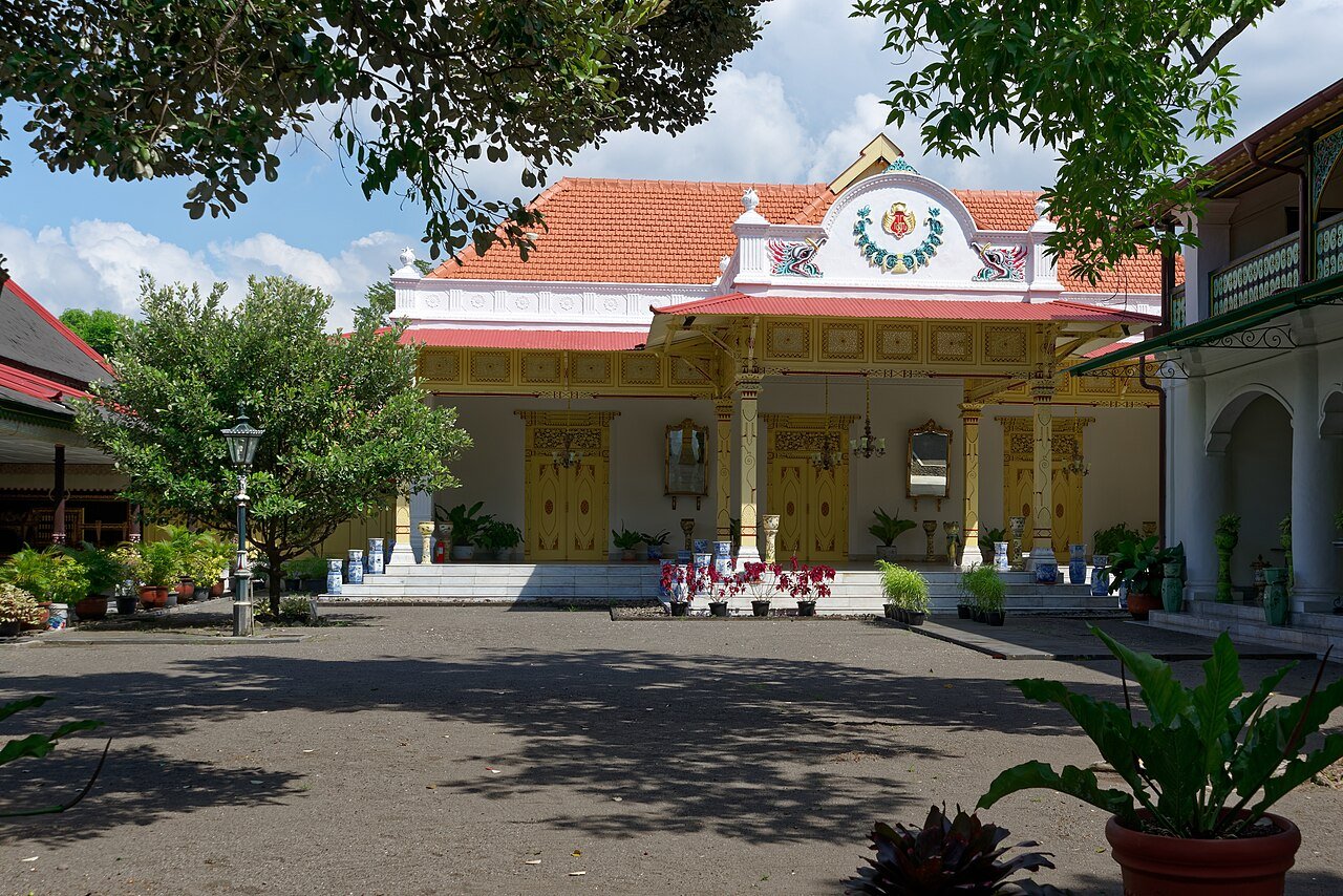 Palais royal de Yogyakarta – Jakub Hałun, CC BY-SA 4.0, via Wikimedia Commons