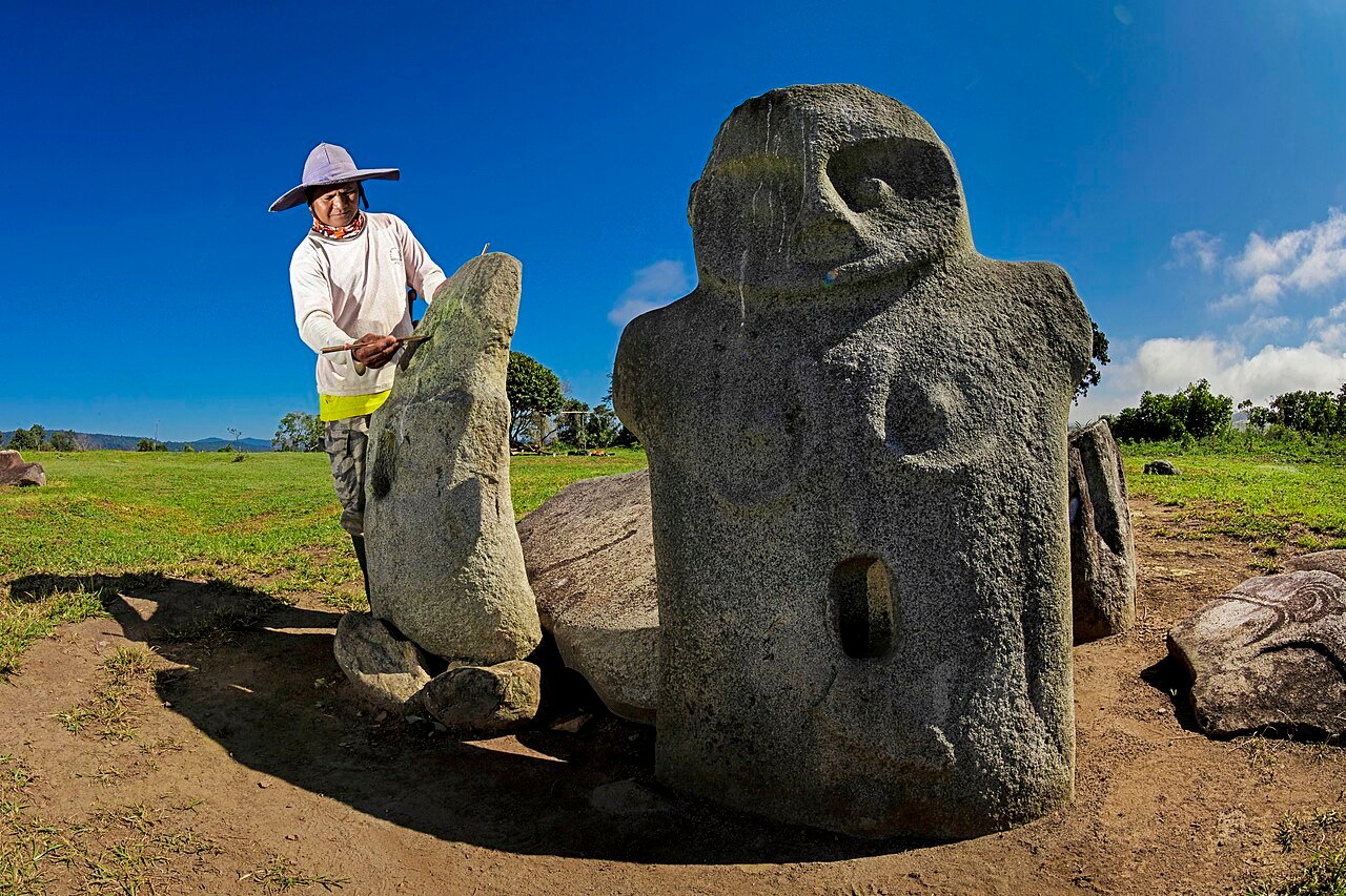 Megalithic statues in the Bada Valley, Lore Lindu National Park – Ganjarmustika1904, CC BY-SA 4.0, via Wikimedia Commons