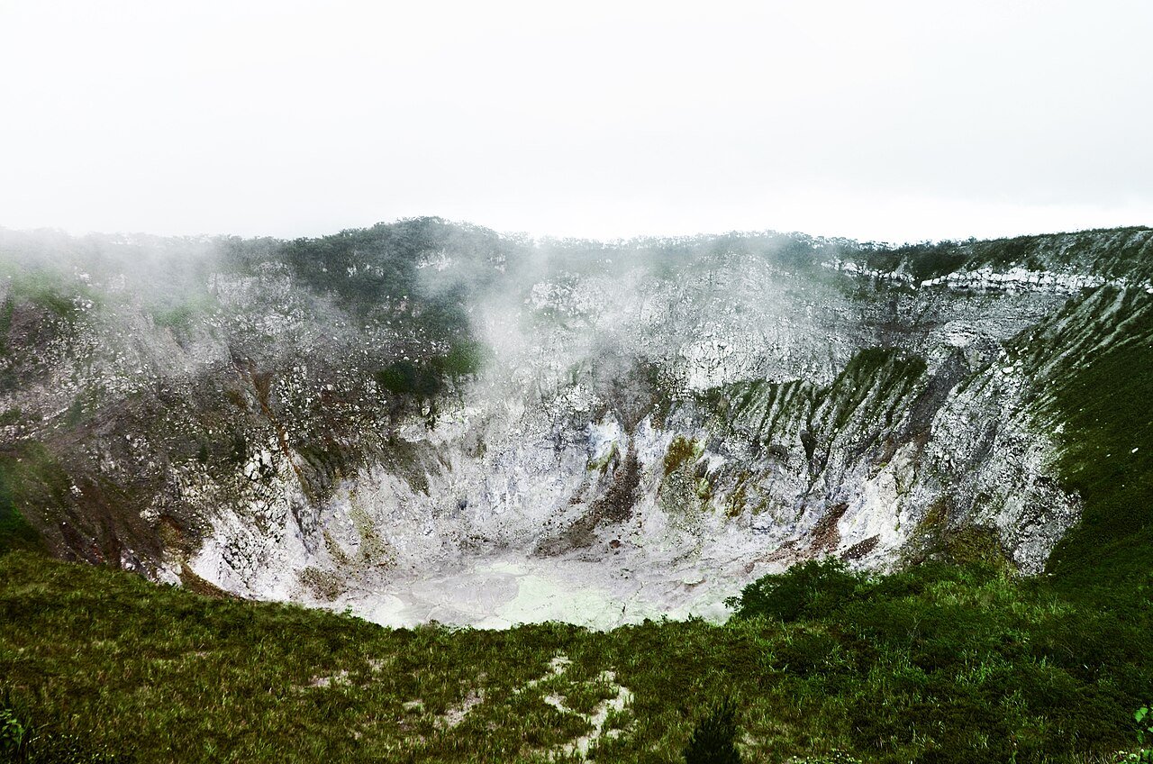 Crater of Mahawu volcano – WhiteducksIG, CC BY-SA 4.0, via Wikimedia Commons