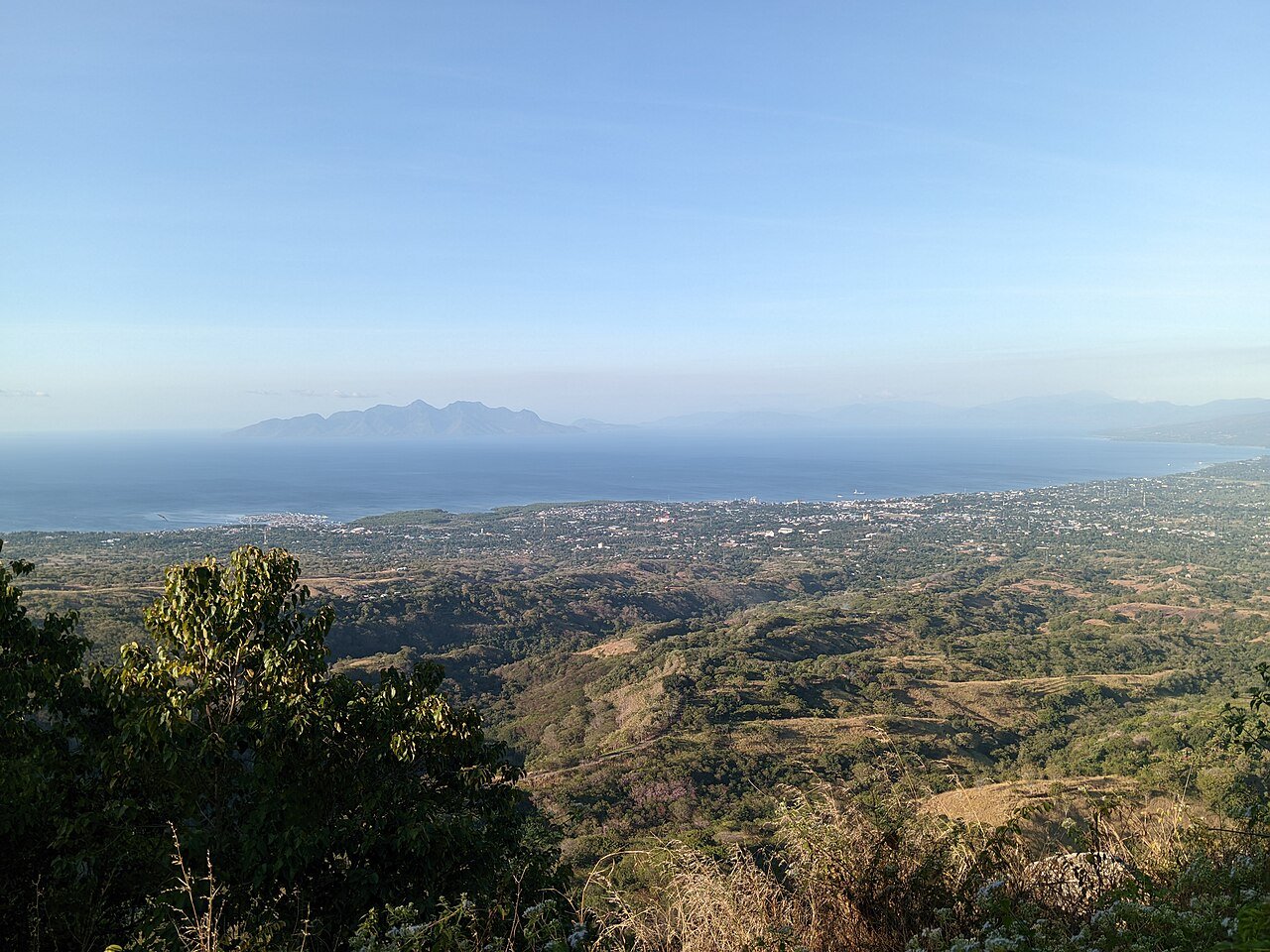 Vue panoramique de la ville de Maumere – AlexShalit, CC BY-SA 4.0, via Wikimedia Commons