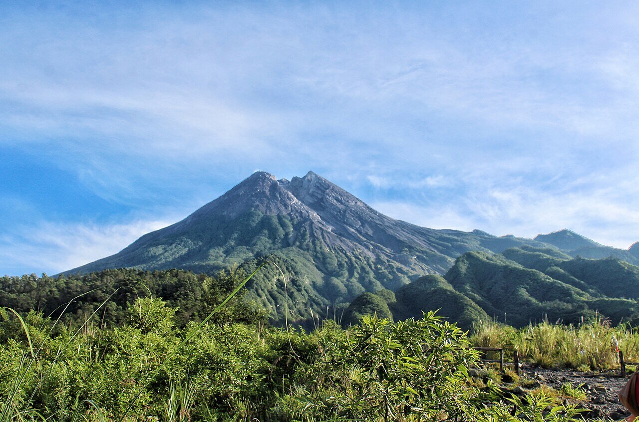 Vue du volcan Merapi près de la ville de Yogyakarta – Rosalia.silaban, CC BY-SA 4.0, via Wikimedia Commons