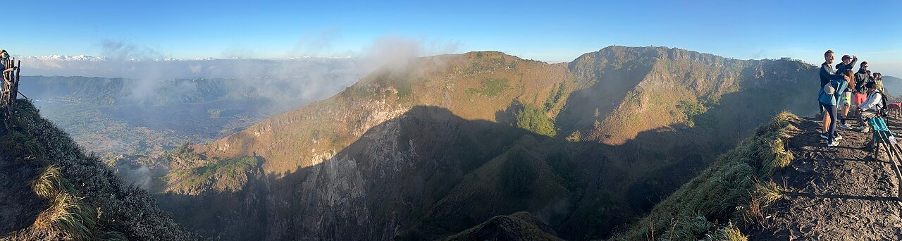 Summit of Mount Batur – Stefan Fussan, CC BY-SA 4.0, via Wikimedia Commons