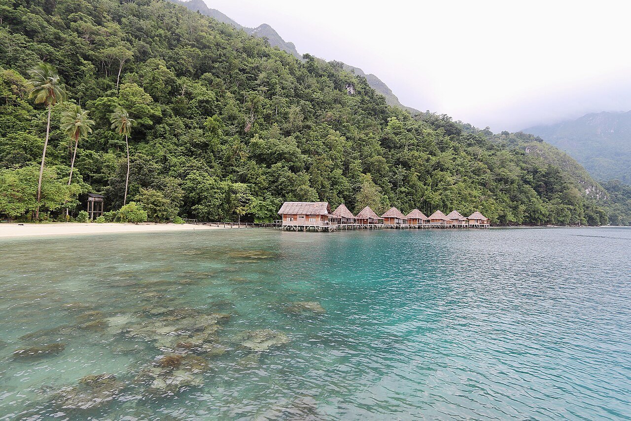 Plage de Ora Beach sur l'île de Seram – Tiket2.com, CC BY 2.0, via Wikimedia Commons