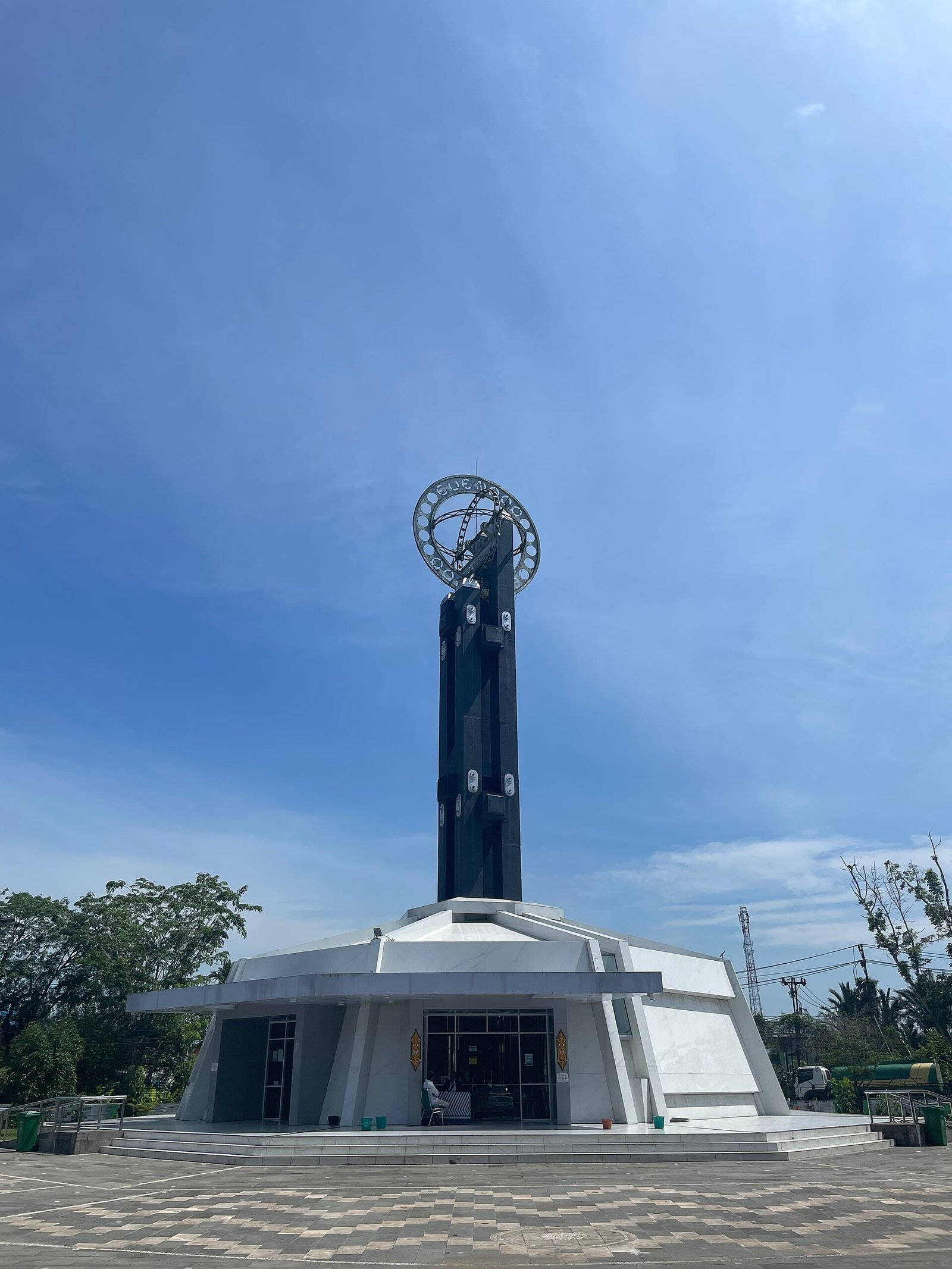 Monument de l'équateur à Pontianak – SunDawn, CC BY-SA 4.0, via Wikimedia Commons