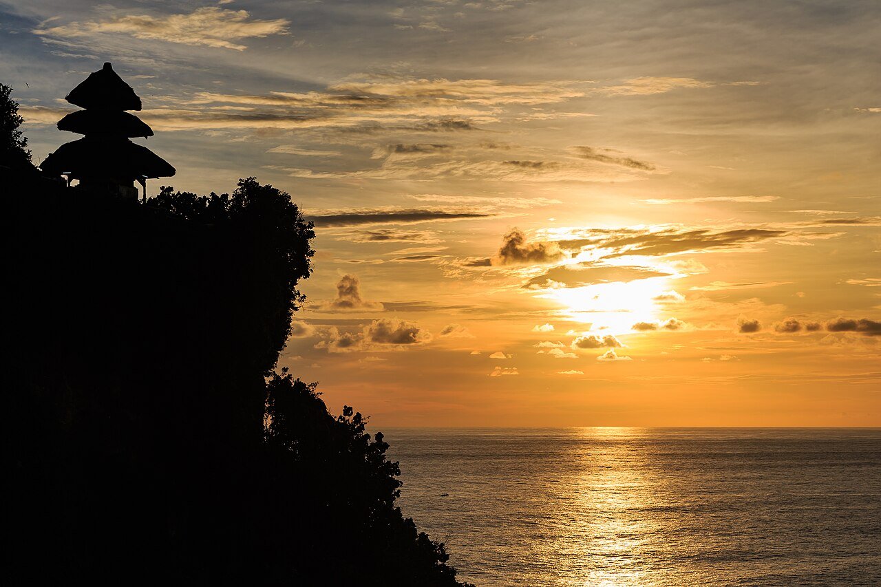 Sunset at Pura Luhur Uluwatu temple – Photo by CEphoto, Uwe Aranas