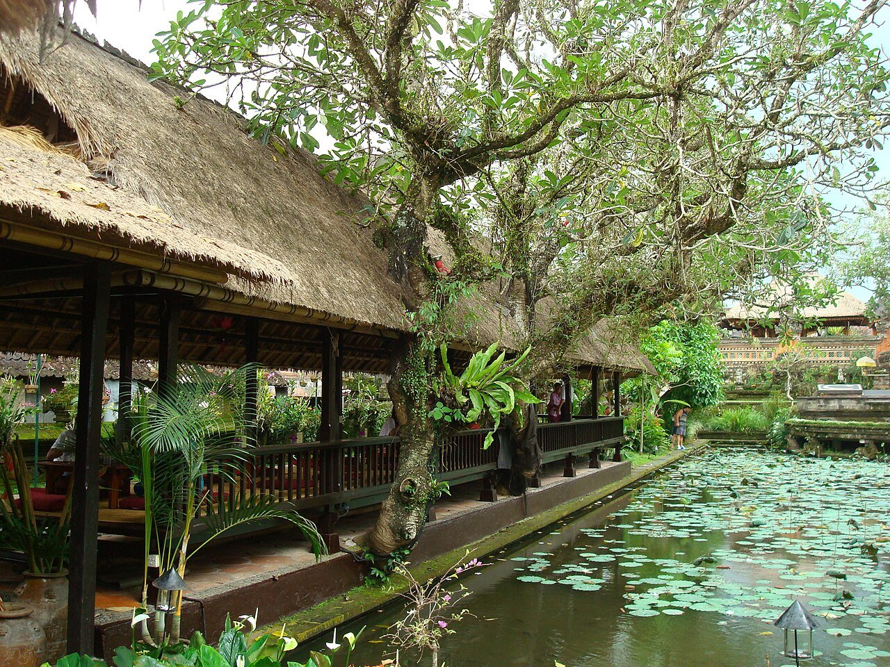 Lotus pond at Pura Taman Saraswati temple – Arabsalam, CC BY-SA 3.0, via Wikimedia Commons