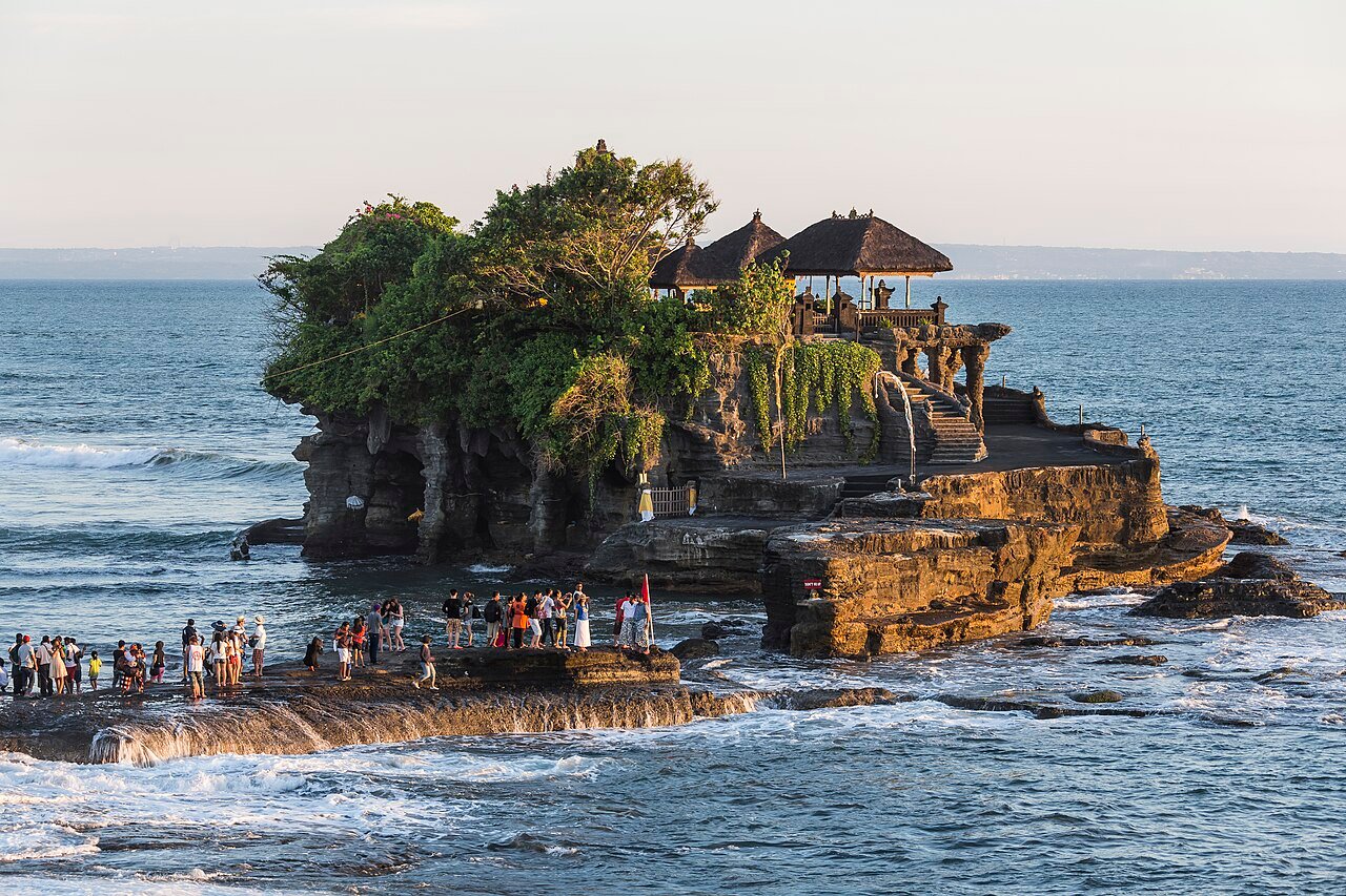Pura Tanah Lot, a temple on the sea – Photo by CEphoto, Uwe Aranas