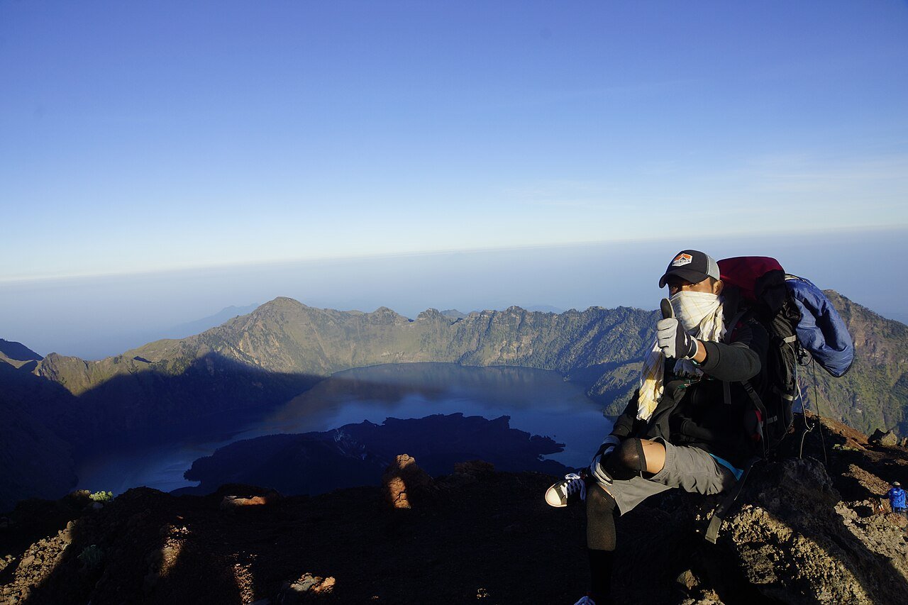 Randonneur au sommet du volcan Rinjani – Ar09, CC BY-SA 4.0, via Wikimedia Commons