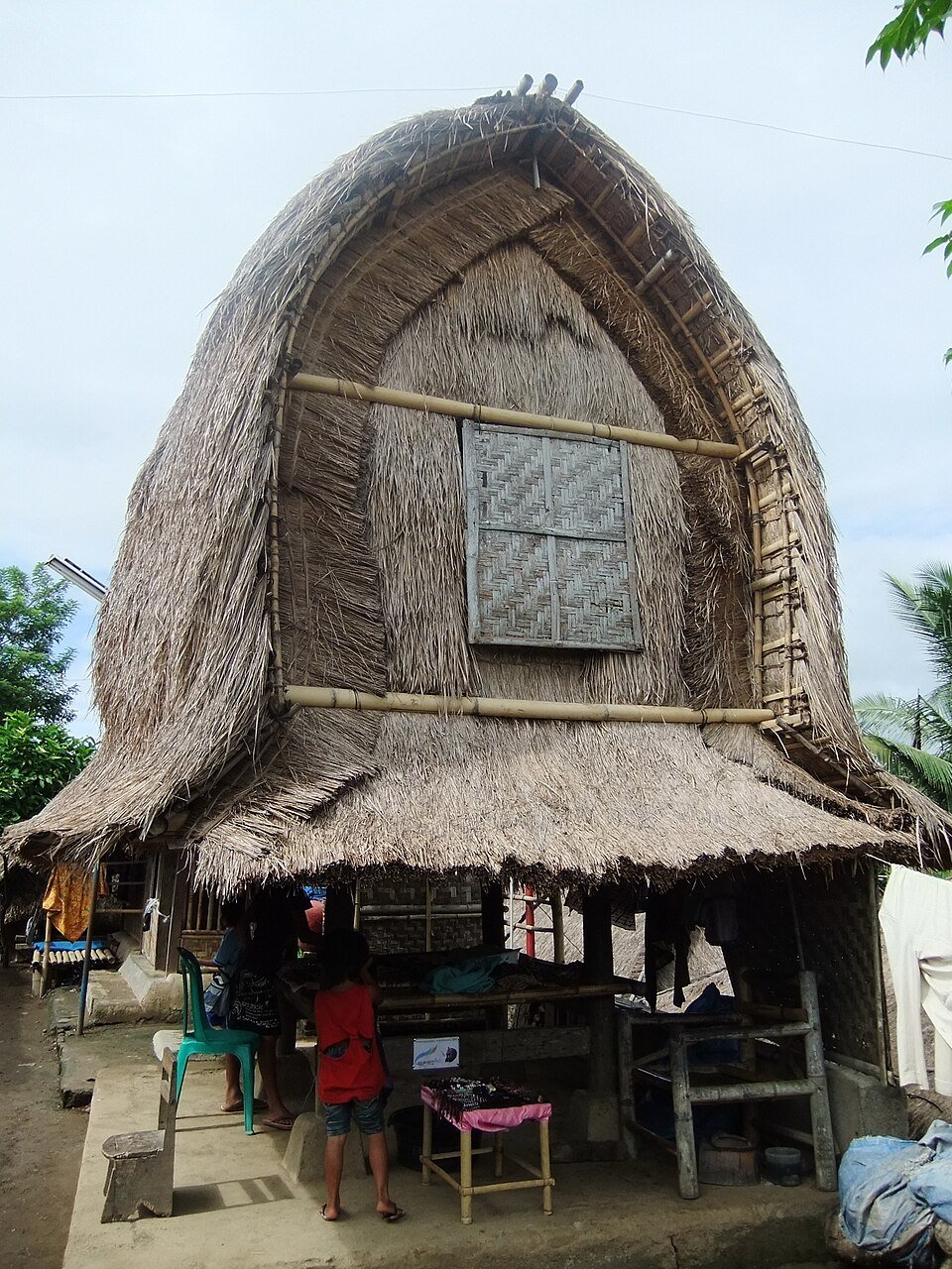 Le lumbung, grenier à riz traditionnel Sasak – Midori, CC BY 3.0, via Wikimedia Commons