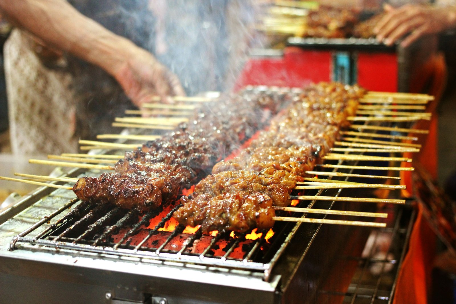 Brochettes de sate grillées sur un marché de nuit