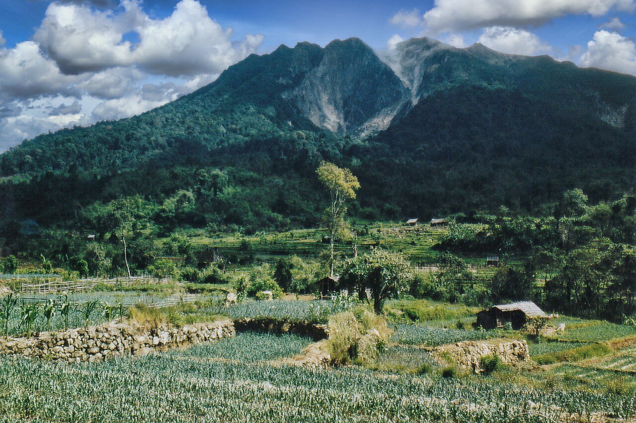 Sibayak volcano near the town of Berastagi – Tequendamia (presumed author), public domain, via Wikimedia Commons