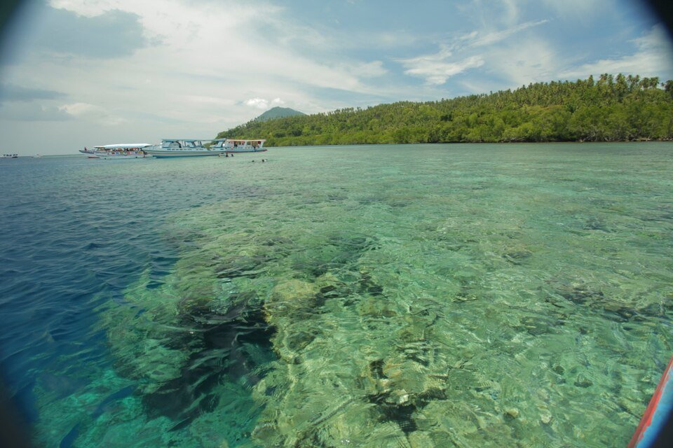 Snorkeling boat trip off Bunaken – patargogo, CC BY 3.0, via Wikimedia Commons