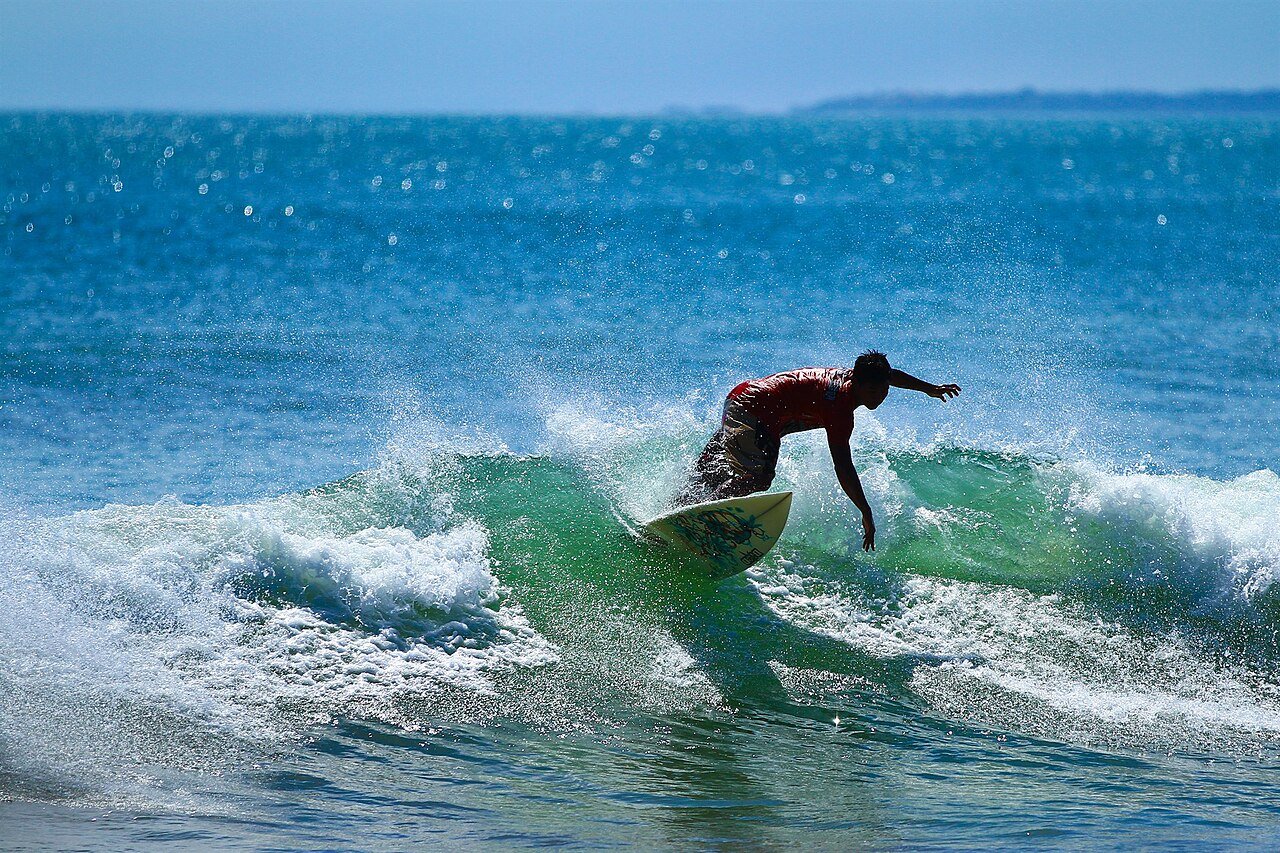 Surfeur sur une vague à Kuta Lombok – Jordy Meow, CC BY 3.0, via Wikimedia Commons