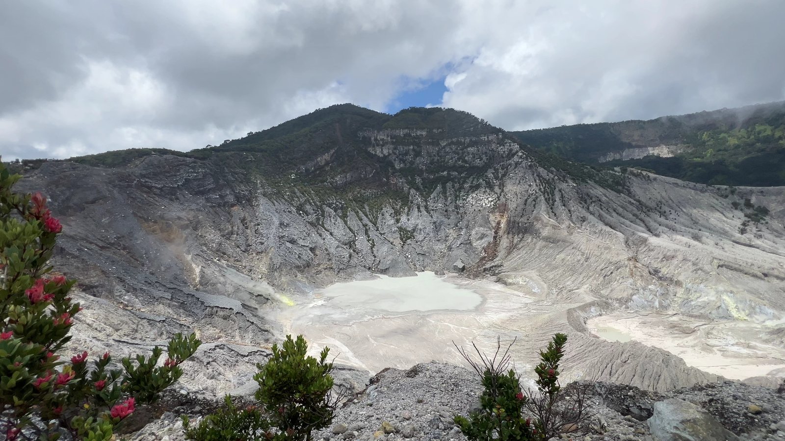 Le volcan Tangkuban Perahu et ses cratères