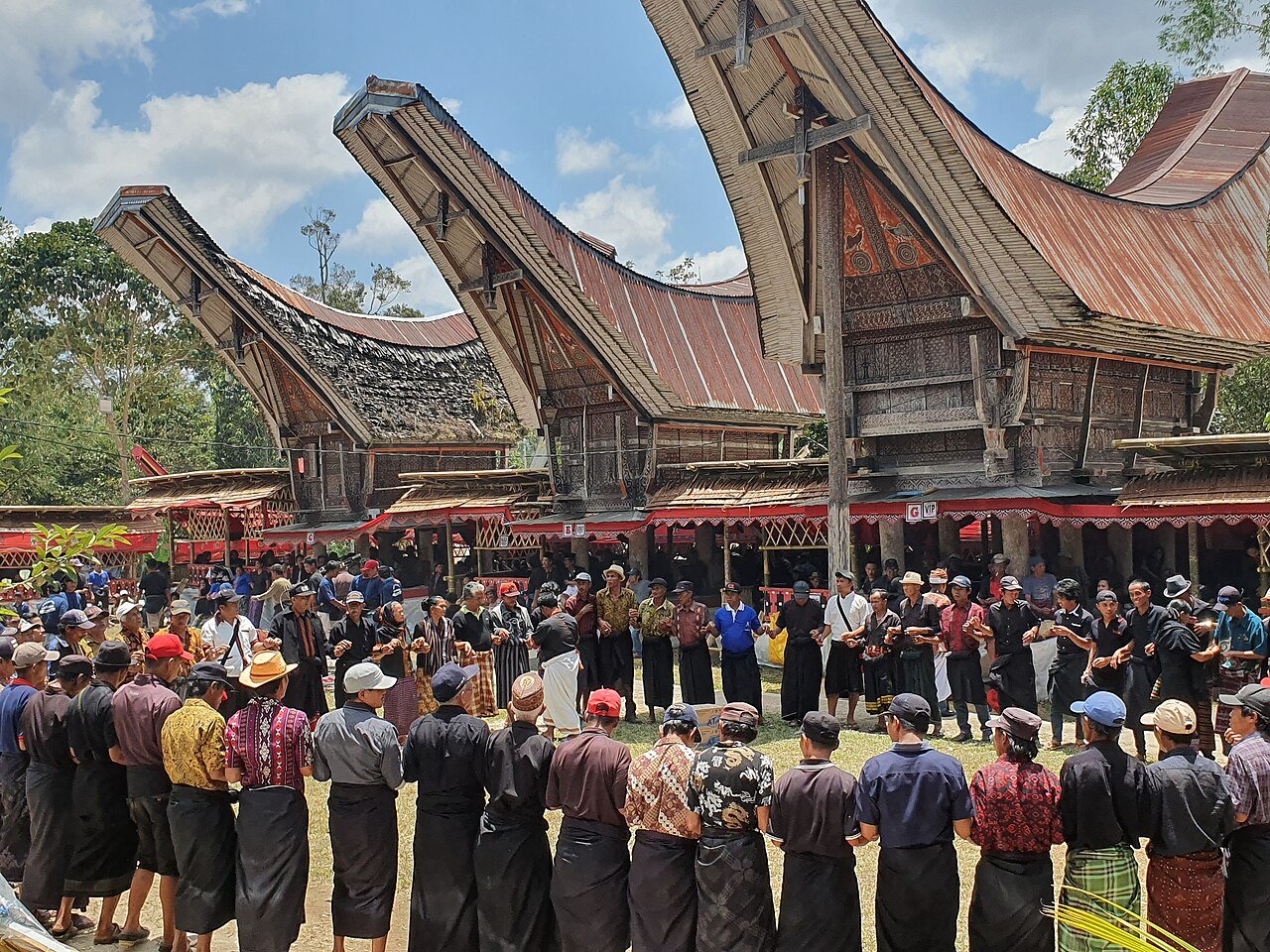 Torajan funeral ceremony – Masmusdjeprat, CC BY-SA 4.0, via Wikimedia Commons